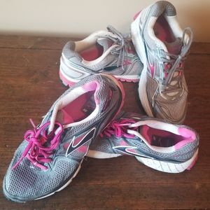 2 pairs of Brooks